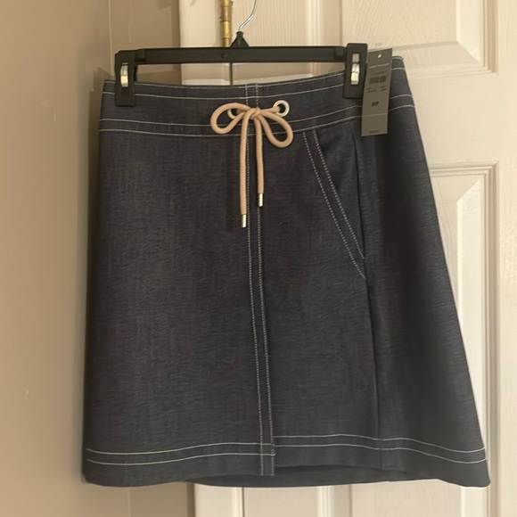 NWT Ann Taylor denim skirt. Size 8P zips in back has pockets, great for summer! - Picture 2 of 8